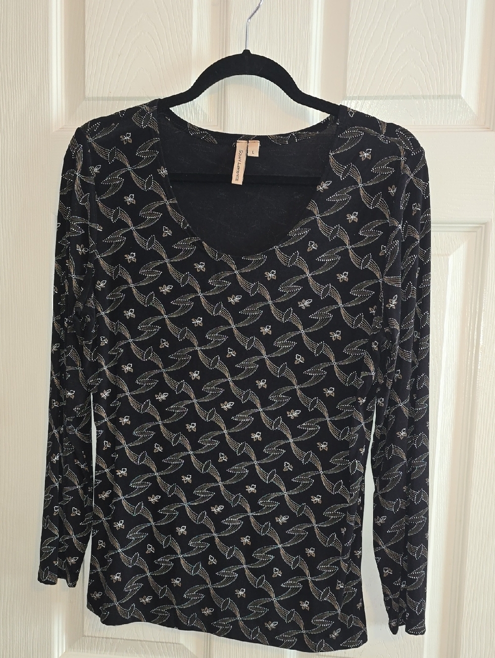 Susan Lawrence Black Long-Sleeve Scoop‎ Neck Top with White Vine Print